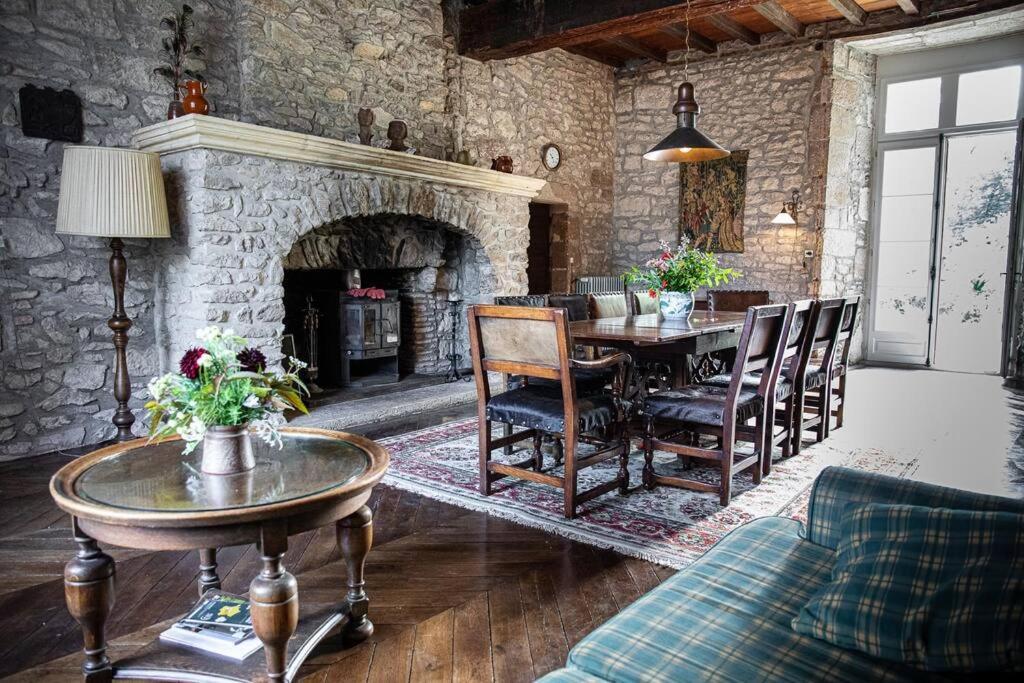 Chateau Barayre - Beautiful 12Th Century Castle With Pool And Large Garden Laussou Exteriör bild